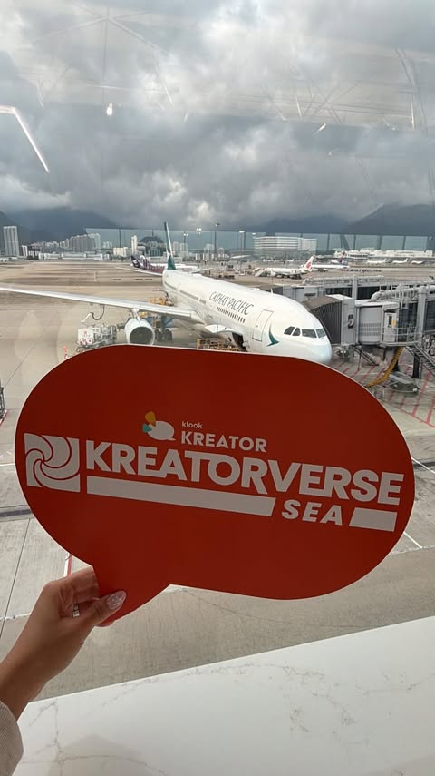Instagram post by @de_knees__ for Cathay Pacific. Caption reads: [...] plan to scam me 😭 flew with @cathaypacific....
