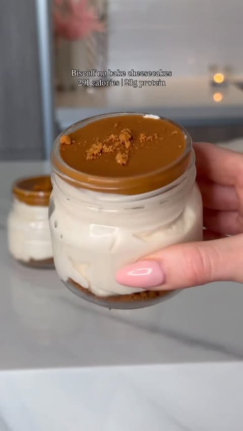 Instagram post by @_kikifit_ for Women's Best. Caption reads: [...] want to join my team 💅🏽 

Wearing....