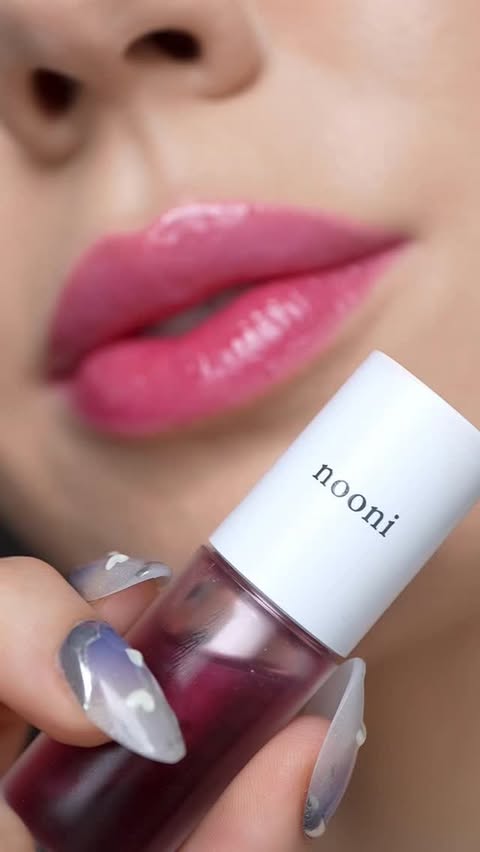Instagram post by @sosodoesmakeup for nooni. Caption reads: [...] lip oils?? Yes please 🍎 ad this is the....