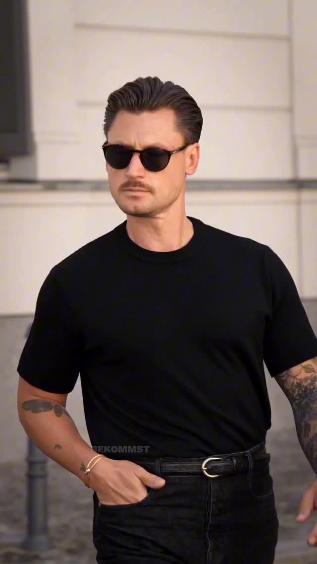 Instagram post by @andrehellmundt for Mister Spex. Caption reads: *anzeige|ad

Ein Outfit – drei Brillen-Styles.....