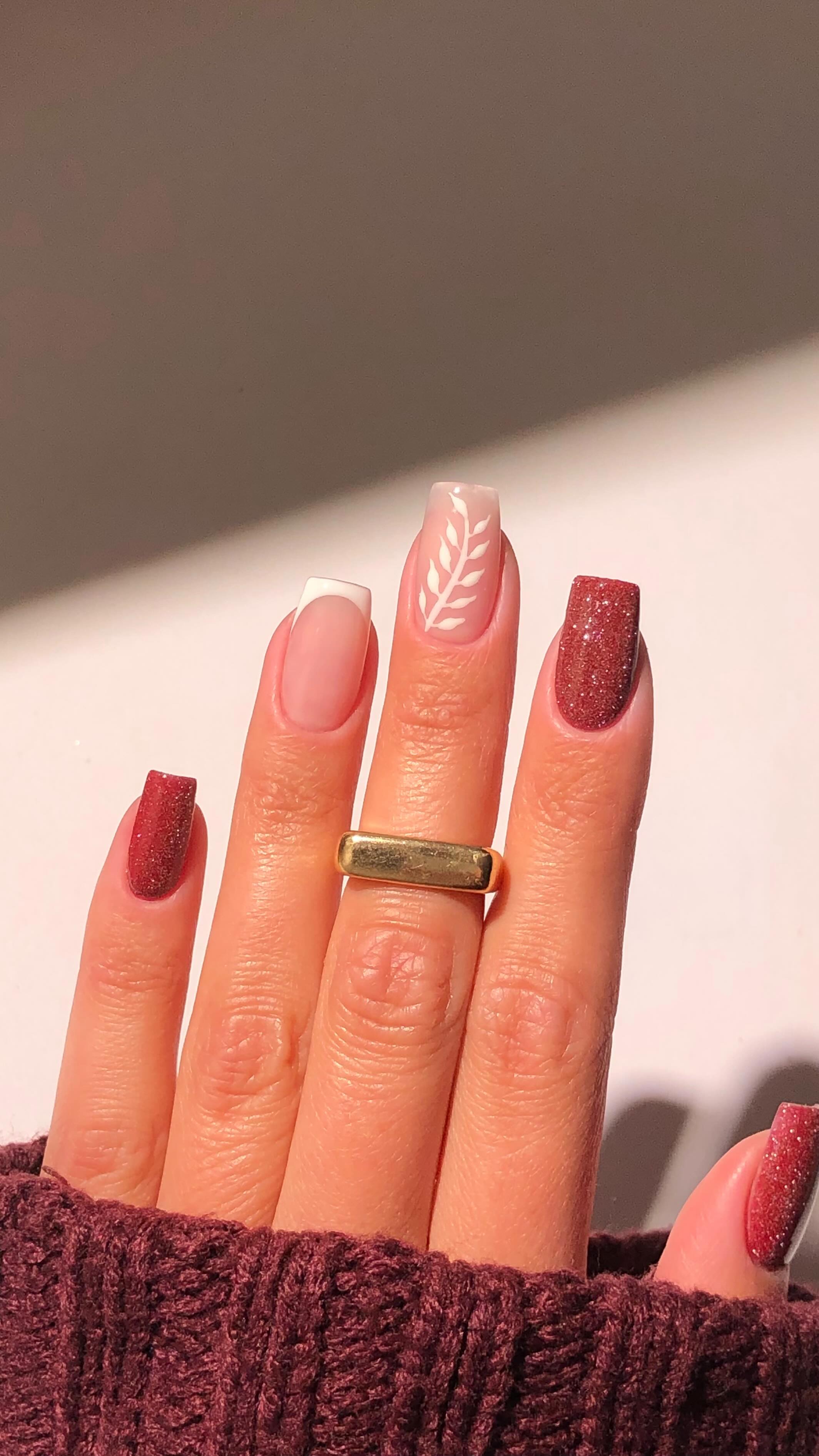Instagram post by @vviki.mani for Semilac. Caption reads: fall leaf nails 🤎🌿✨🍂
Yes or no? 🥹

@semilac....