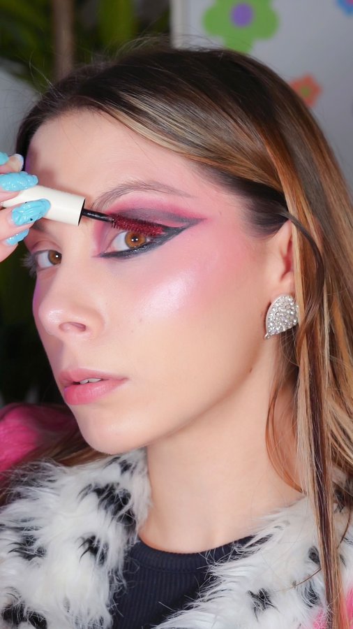 Instagram post by @samanthacostantini for SHEGLAM OFFICIAL. Caption reads: Intentando recrear mis dos personalidades ✨sin....