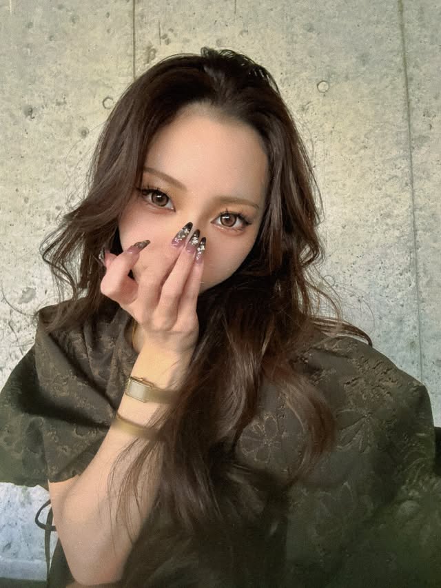Instagram post by @20010519_s for GU. Caption reads: . GREEN🥑🌿🤍ྀི GU × rokhコラボのバルーンスリーブチュニック୭ৎ♡ Dark....