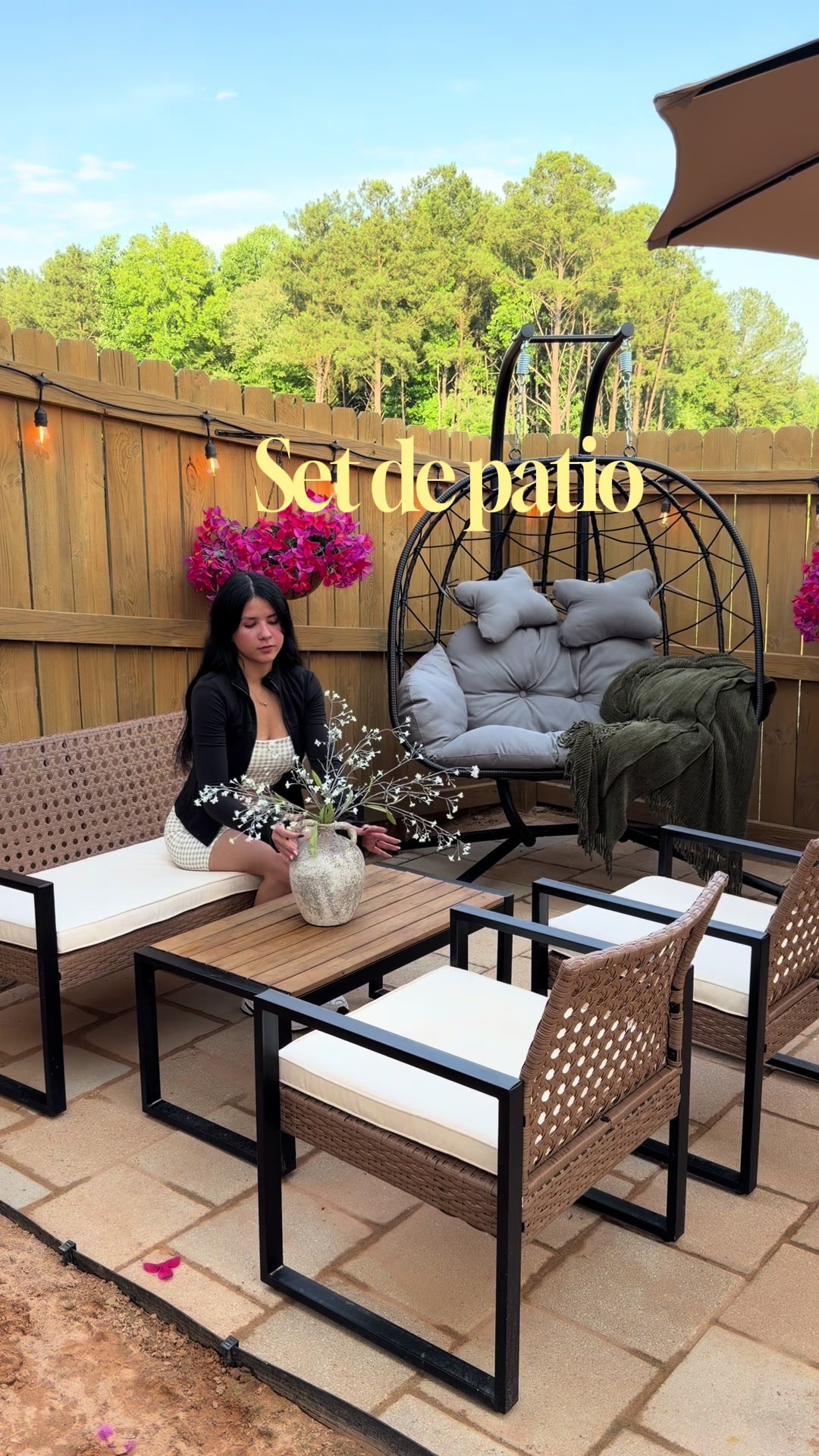 TikTok post by @.rhachell for Phi Villa. Caption reads: Un set de patio hermoso 🪵✨ @PHIVILLA....
