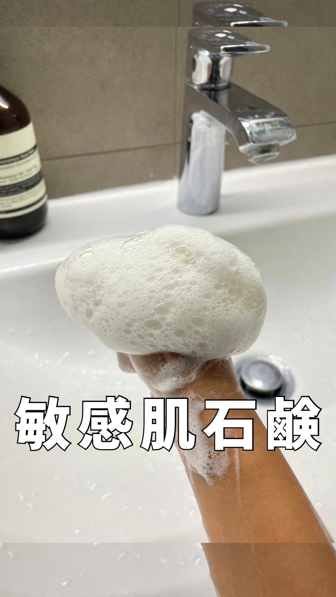 Instagram post by @m.baker0318 for nicosoap. Caption reads: 乾燥の季節キタ…😩

・
・

毎年この季節になると子供達の足の裏と

お腹がカサカサに。
(私の....
