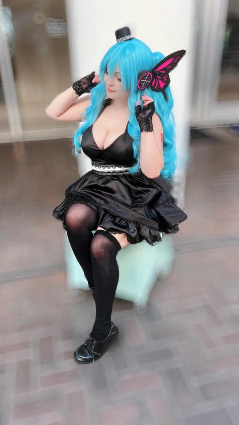 Instagram post by @mikumiku___ for dokidokicosplay. Caption reads: [...] ‼️😘😘🩷🩵🦋💕🌈✨ 👗 dress from....