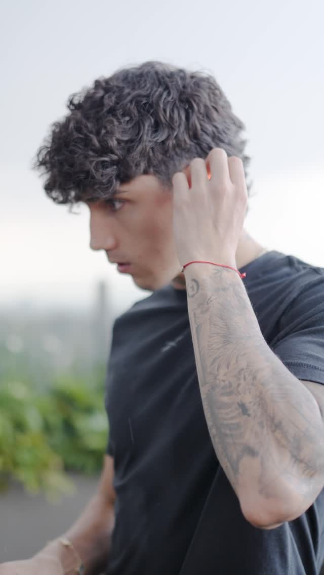 Instagram post by @kevinalvarez for STF Tech. Caption reads: Practicando un rato con mis One Sport +. Lluvia....