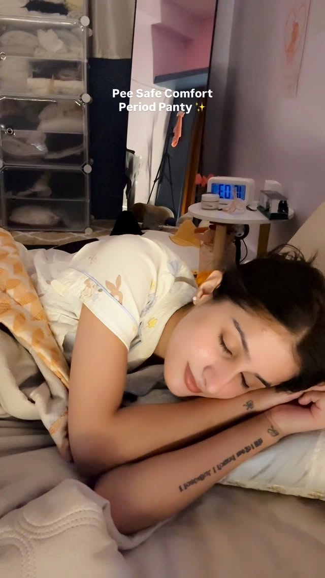 Instagram post by @its.sejalxthakur for Pee Safe. Caption reads: Bas peheno…Aur bhool jao ki periods chal rahe....