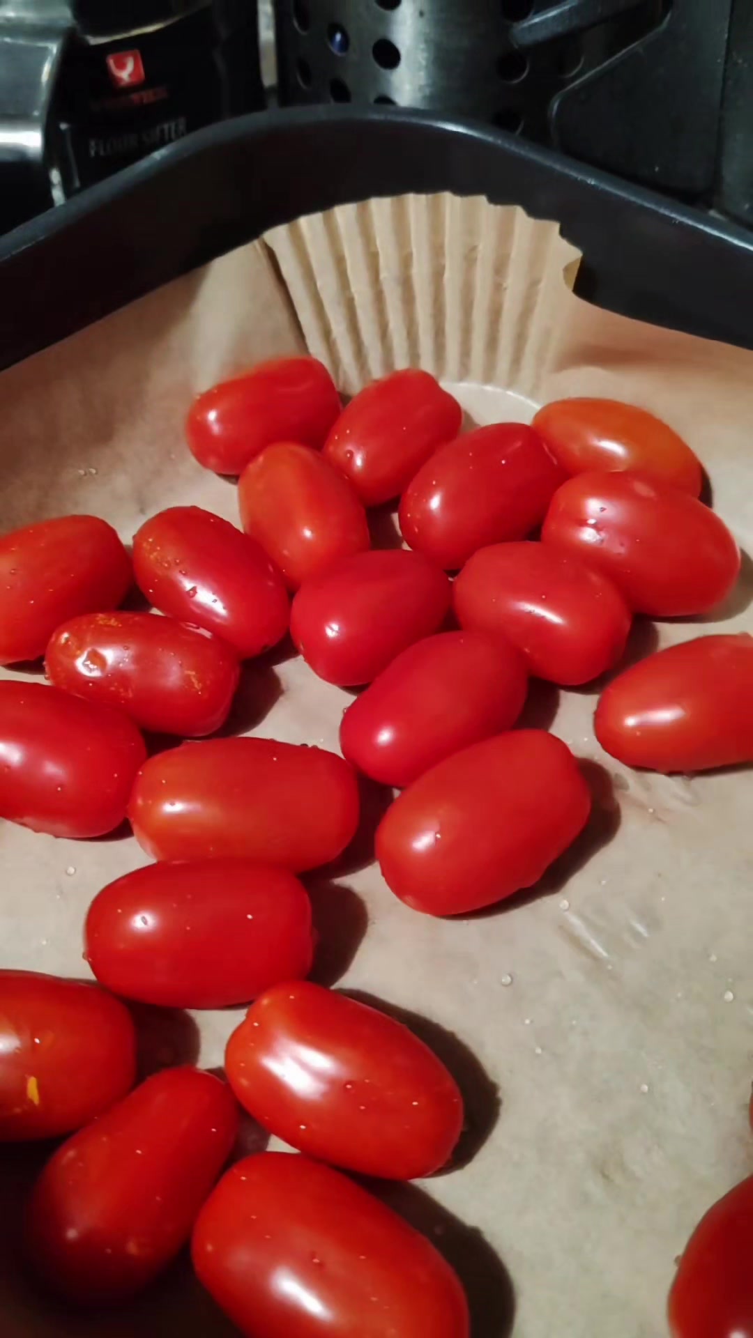 TikTok post by @deacasa_bycristina for COSORI. Caption reads: [...] arăt ce am mai pregătit la airfryerul Cosori....