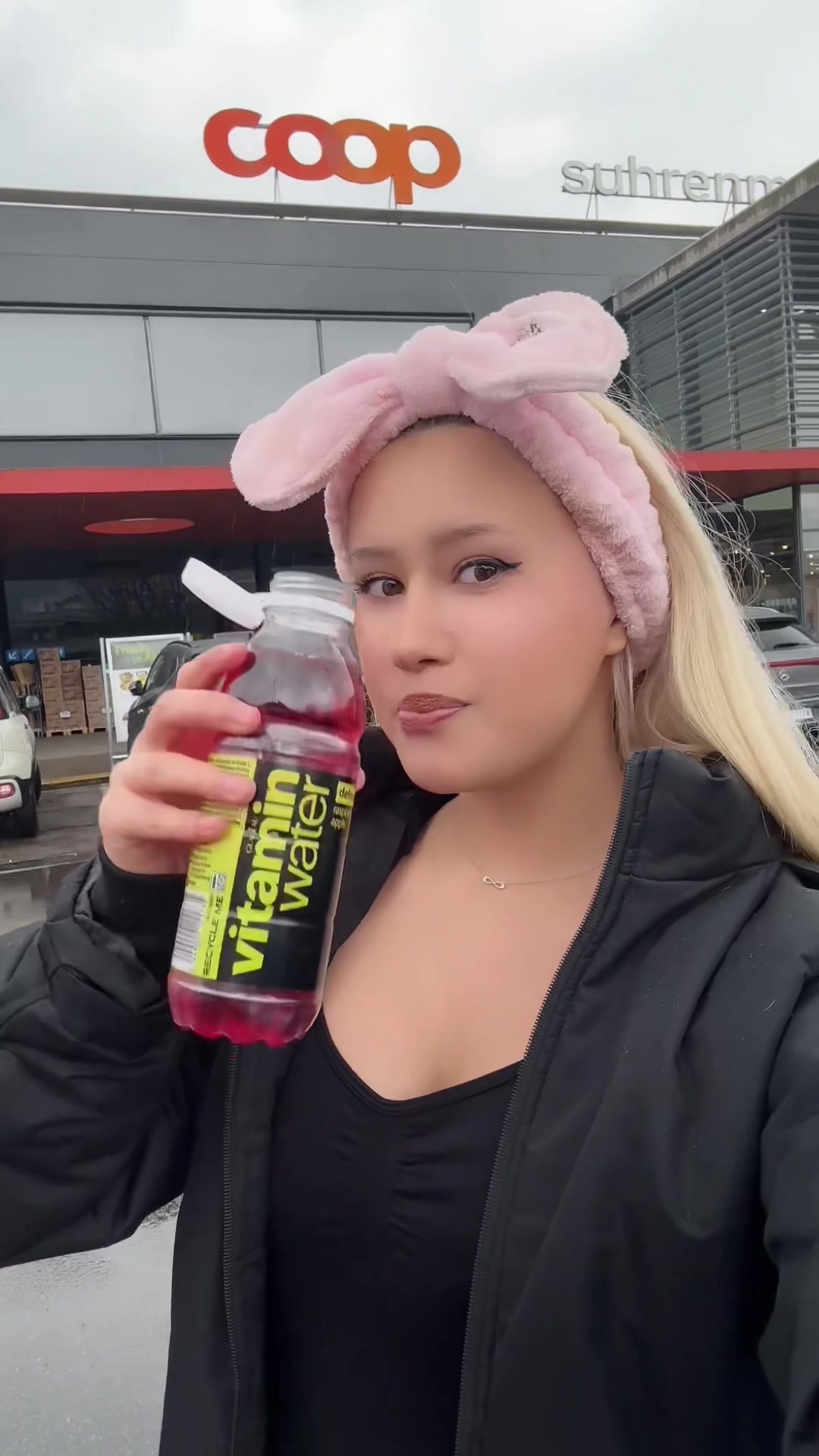 TikTok post by @noeminikita for vitaminwater. Caption reads: [...] my fav drink! 😻 GRWM to get the new....