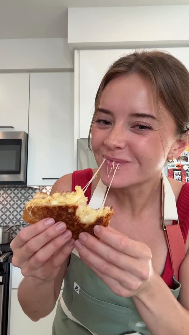 Instagram post by @susividal for Tillamook. Caption reads: Mac and cheese grilled cheese!!! This grilled....