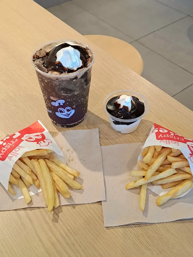 Instagram post by @mamaearharts for Jollibee. Caption reads: [...] Also available in All Fries Sizes. @jollibee.