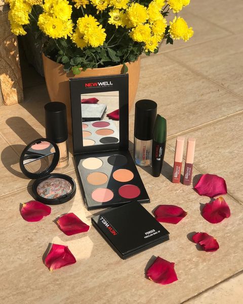 Instagram post by @ezgidunyaadami for New Well. Caption reads: 💄@newwellmakeup Porselen Makyaj Seti ile tanışma....