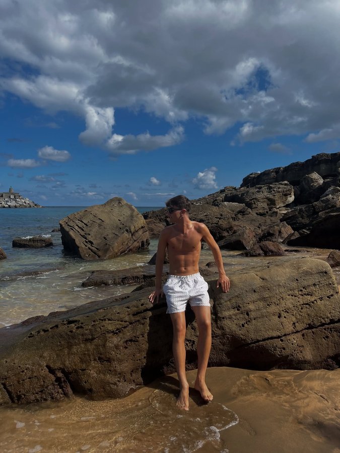 Instagram post by @asierguerrass_ for HAWKERS CO.. Caption reads: @hawkerscrew @hawkersco 
#HawkersCrew #ad 
Código....