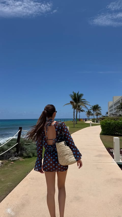 Instagram post by @ssgretu for Hawaiian Tropic. Caption reads: Protect. Glow. Repeat.☀️🕶️🧴 @hawaiiantropic_eu....