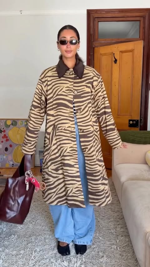 Instagram post by @barbarasantiago.r for Make My Lemonade. Caption reads: [...] boring - I mean look at my coat....