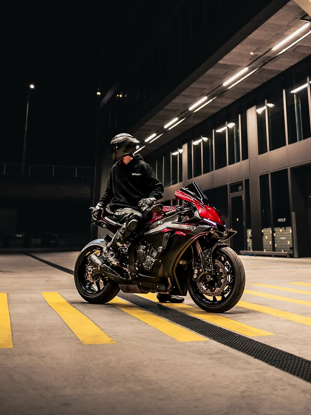 Instagram post by @zvyonn for QUAD LOCK. Caption reads: [...] - 📸 by @mr_lppics - ᴏꜰꜰɪᴄɪᴀʟ ᴘᴀʀᴛɴᴇʀꜱ....