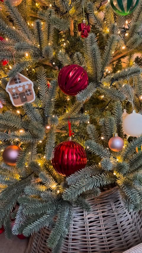 Instagram post by @lifewiththehalls_ for Ravensburger. Caption reads: 𝐁𝐞𝐜𝐚𝐮𝐬𝐞 𝐦𝐨𝐦𝐬 𝐝𝐞𝐬𝐞𝐫𝐯𝐞....