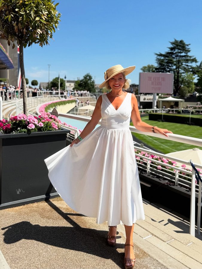 Instagram post by @alice_inthe_looking_glass for Sarah Haran. Caption reads: So I can confirm absolutely no coffee, lipstick,....