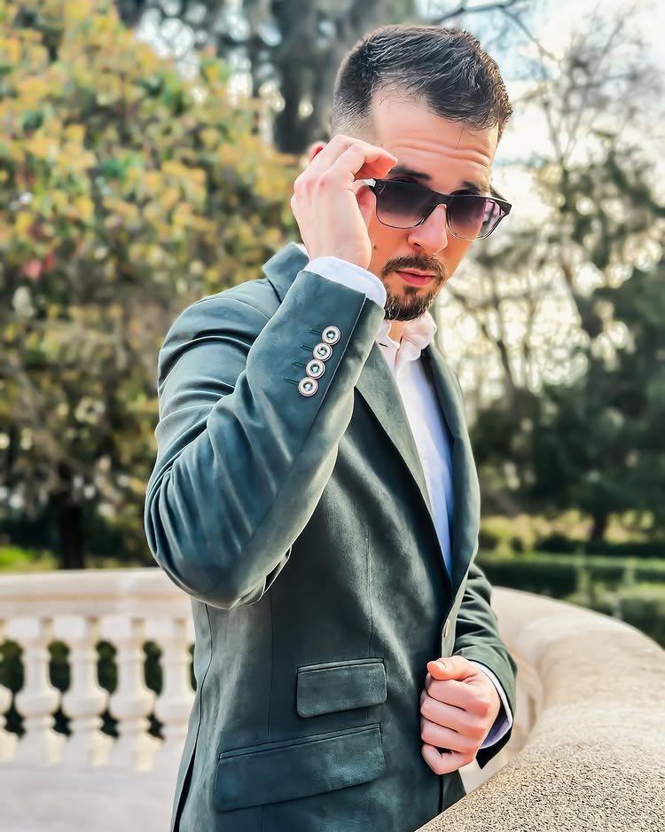 Instagram post by @dongordonm for HAWKERS CO.. Caption reads: Las gafas de @hawkerscrew tienen diseños muy....