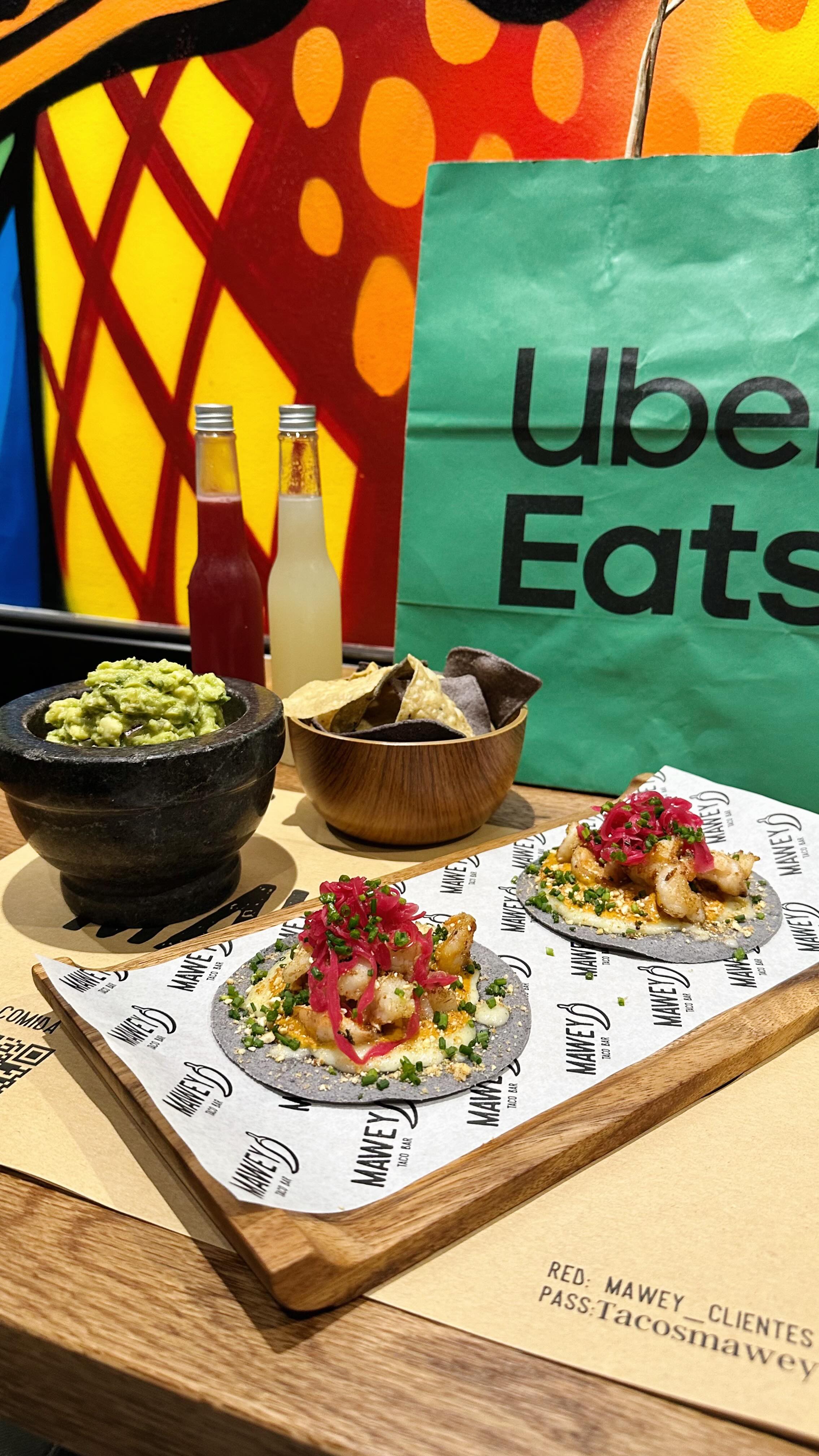 Instagram post by @maweytacobar for Uber Eats. Caption reads: En @maweytacobar fusionan lo mejor de la cocina....