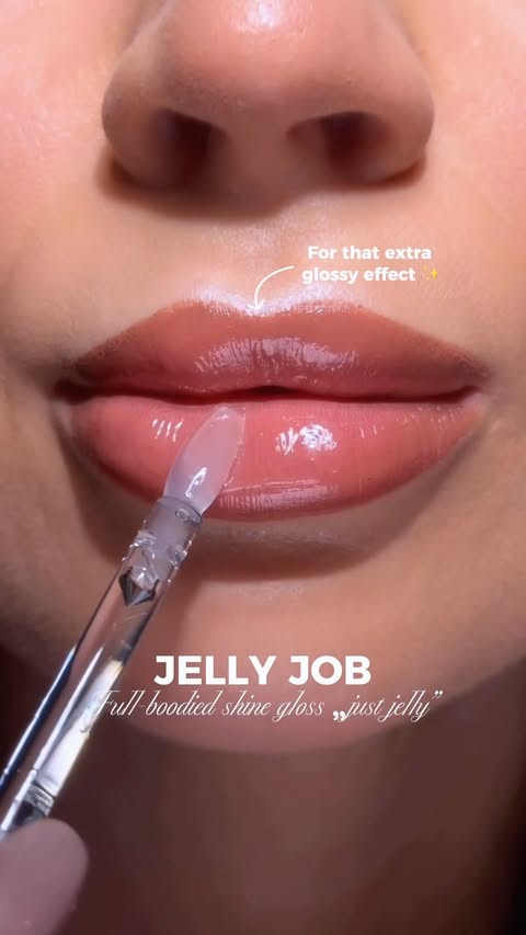 Instagram post by @paulina_kurkowska for NYX Professional Makeup Polska. Caption reads: Double juicy lips = my kind of lip combo 🍒....