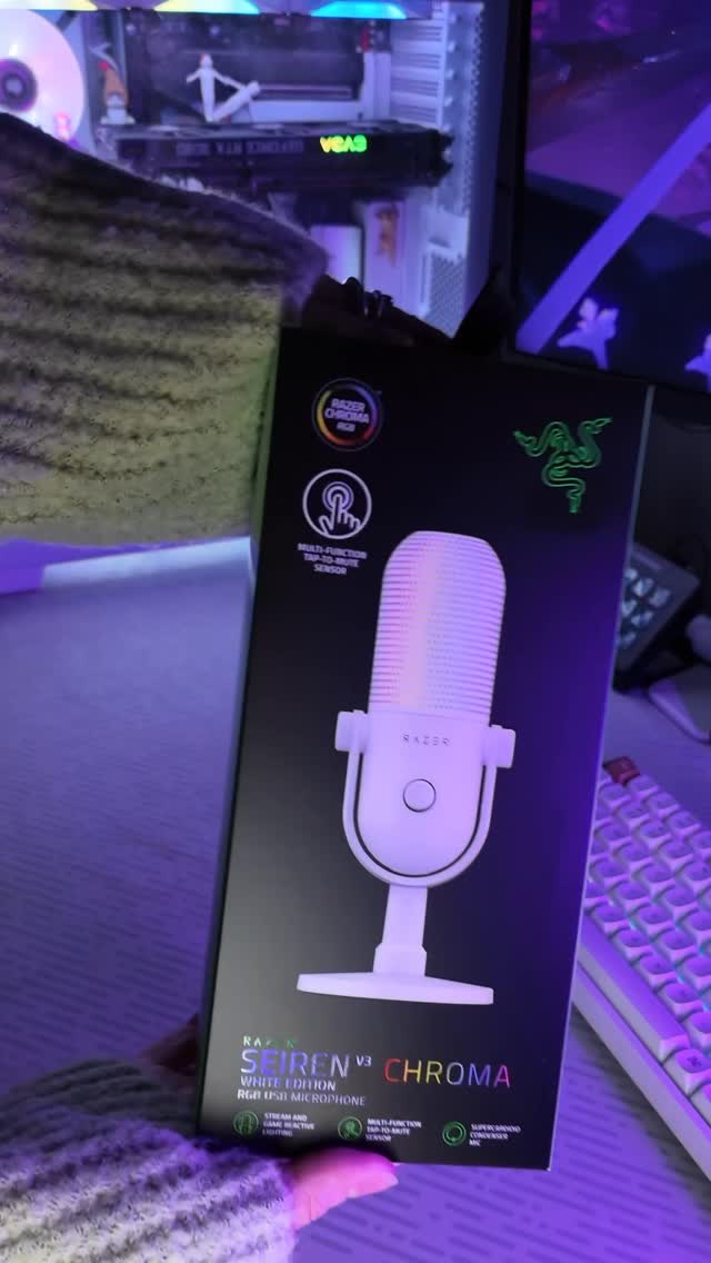 Instagram post by @meviriel for Razer. Caption reads: Is that the mic every streamer would want?

Razer....