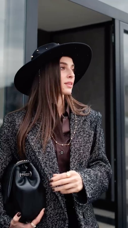 Instagram post by @mminezafer for Ipekyol. Caption reads: Hey it’s freezing☃️ #outfit #ad #reklam.