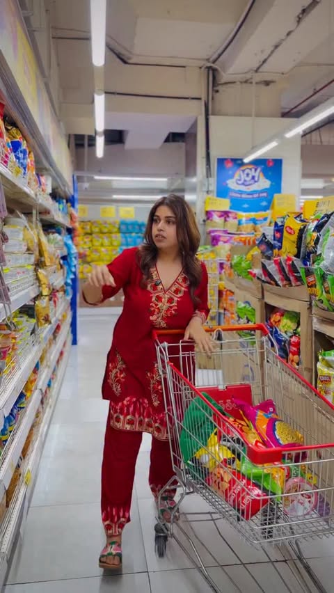 Instagram post by @ayushilekhwani for SMART Bazaar. Caption reads: [...] poora samaan + full savings ka plan = SMART....