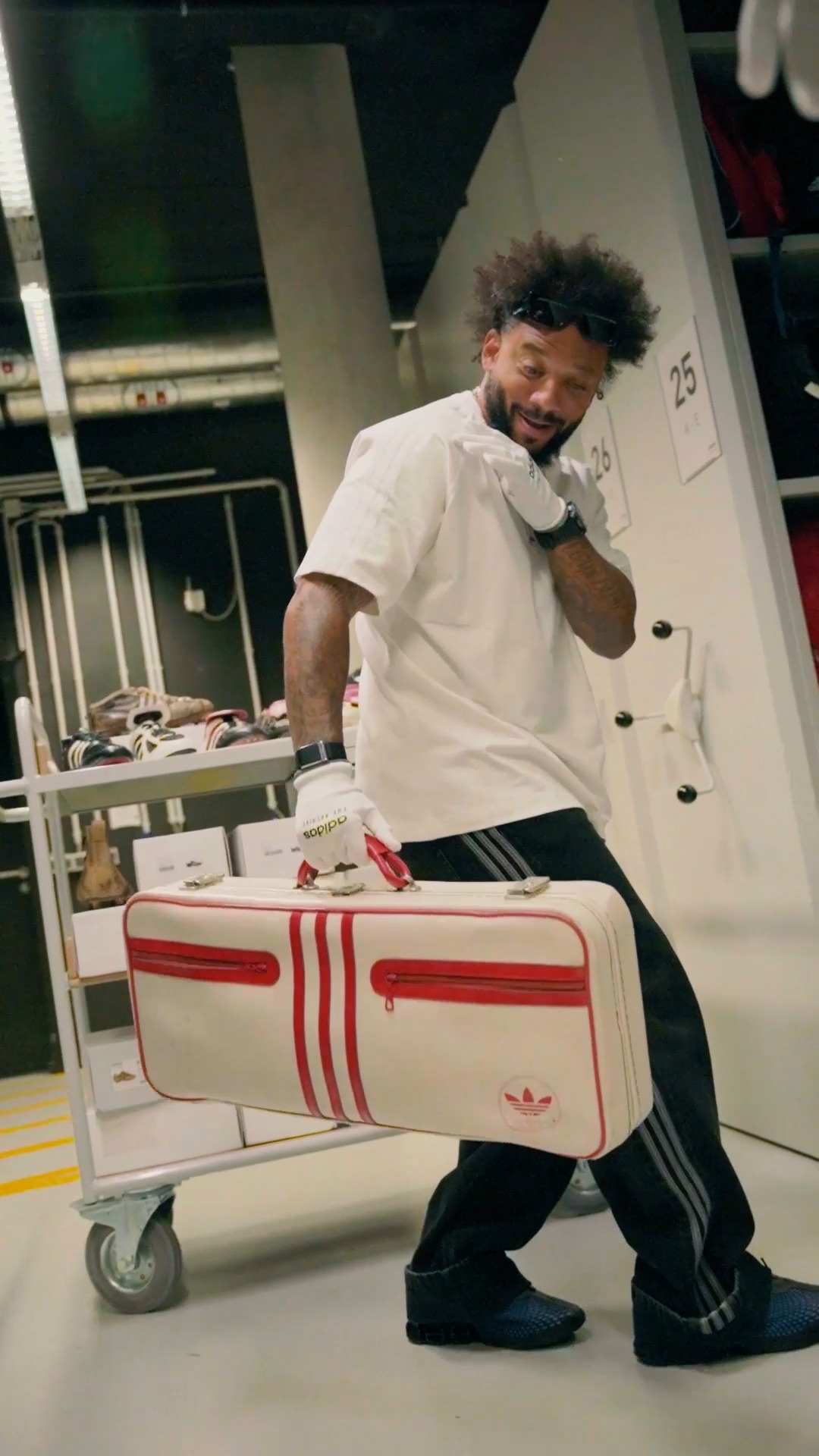 Instagram post by @hypebeastlatam for HYPEBEAST. Caption reads: Mergulhe na experiência de "Football is the Muse",....