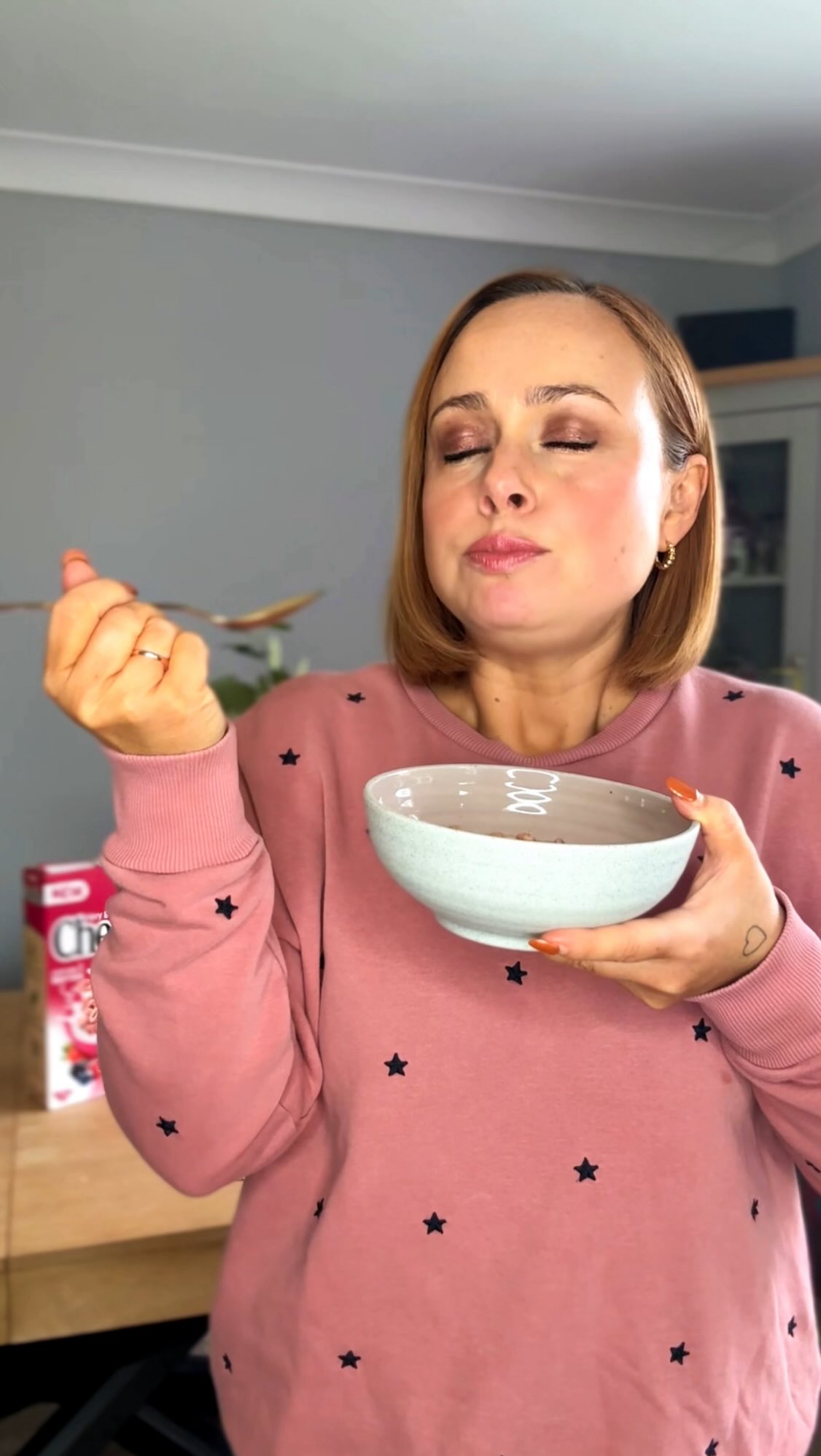 Instagram post by @thisiskellytaylor for Cheerios. Caption reads: Ad. Introducing Very Berry Cheerios! Delicious....