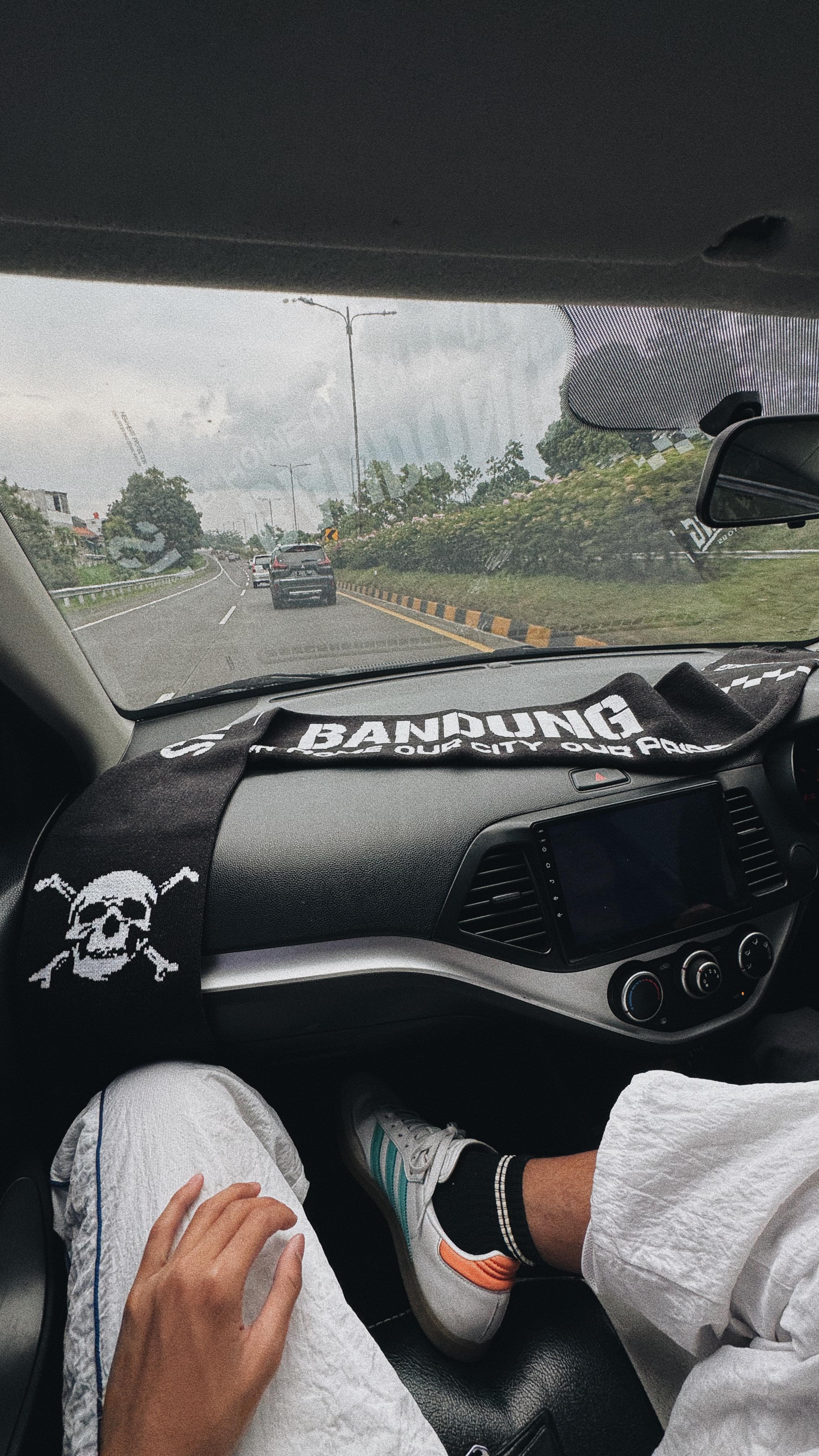 Instagram post by @arrafy.az for INDRIVE. Caption reads: plis atuh ajakan explore bandung teh ges ....