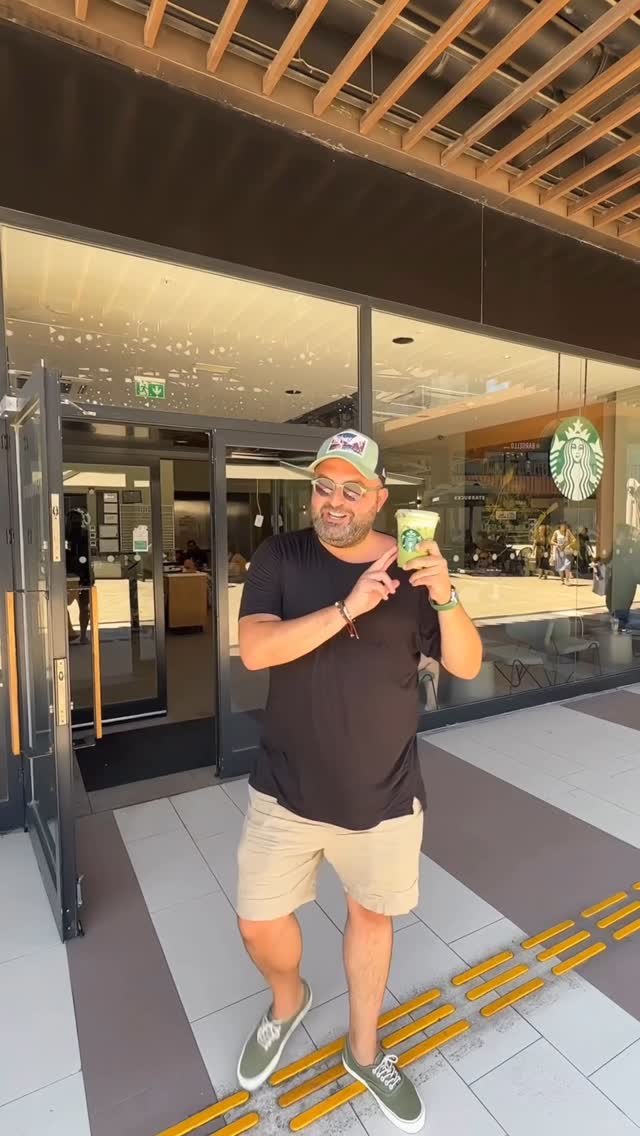 Instagram post by @avm17burda for Starbucks. Caption reads: Heyyyooo Çanakkale @avm17burda ‘da @metropolcard....