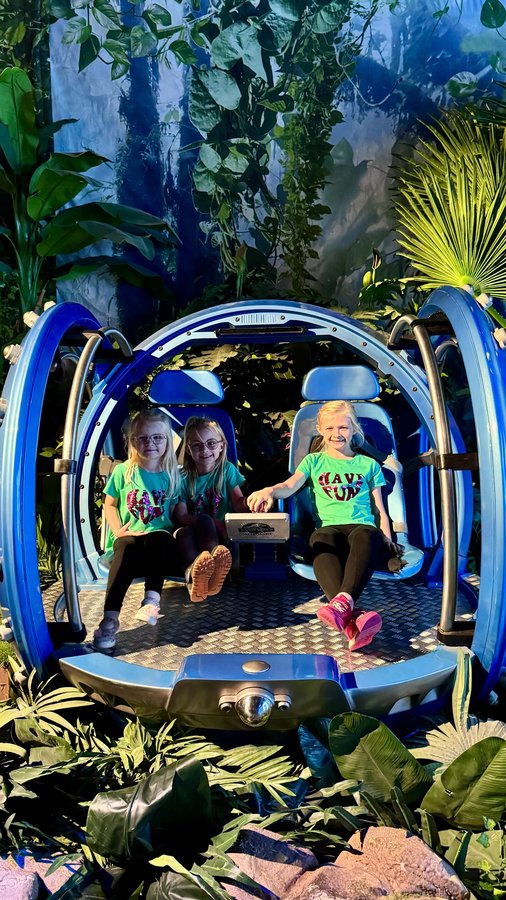 Instagram post by @girl_twin_mum_plus_one for fvrup.com. Caption reads: 🦖𝕁𝕦𝕣𝕒𝕤𝕤𝕚𝕔 𝕎𝕠𝕣𝕝𝕕 𝕋𝕙𝕖....