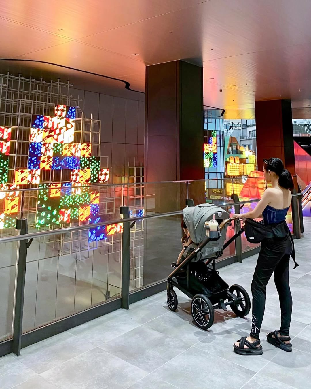 Instagram post by @l.ayame for FABOMI. Caption reads: .
🔥ベビーカードリンクホルダー2in1 /....