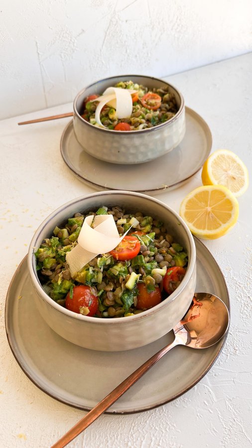 Instagram post by @vero.lirac for Santa Isabel. Caption reads: Ensalada de Lentejas con productos en descuento....