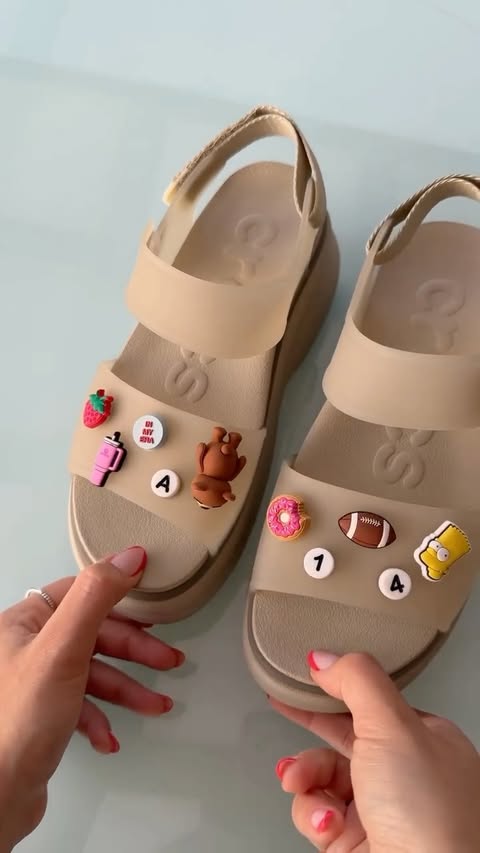 Instagram post by @xalessiamerola for Crocs. Caption reads: decorando le mie nuove @crocsitaly 🍩 gifted by....