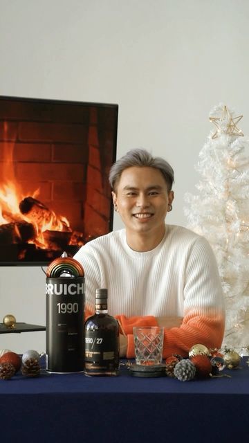 Instagram post by @aaronlin_monroe for iShopChangi. Caption reads: Haul up this Christmas with @iShopChangi! It’s the....