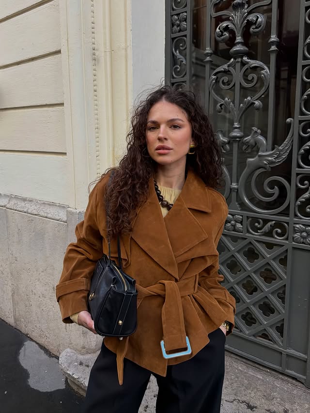 Instagram post by @chloedebarros for NA-KD. Caption reads: [...] 🤎
-10% avec mon code « chloede » sur....