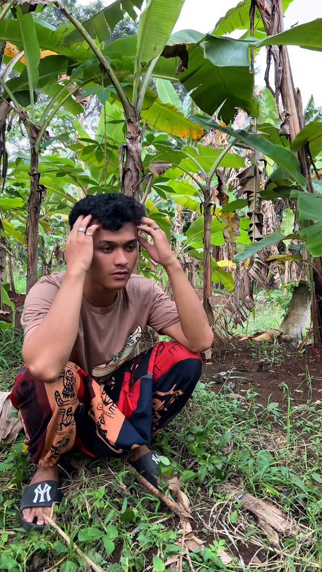 Instagram post by @mamat.sabeni for Diri Care. Caption reads: Rambut sehat, mood pun kuat..