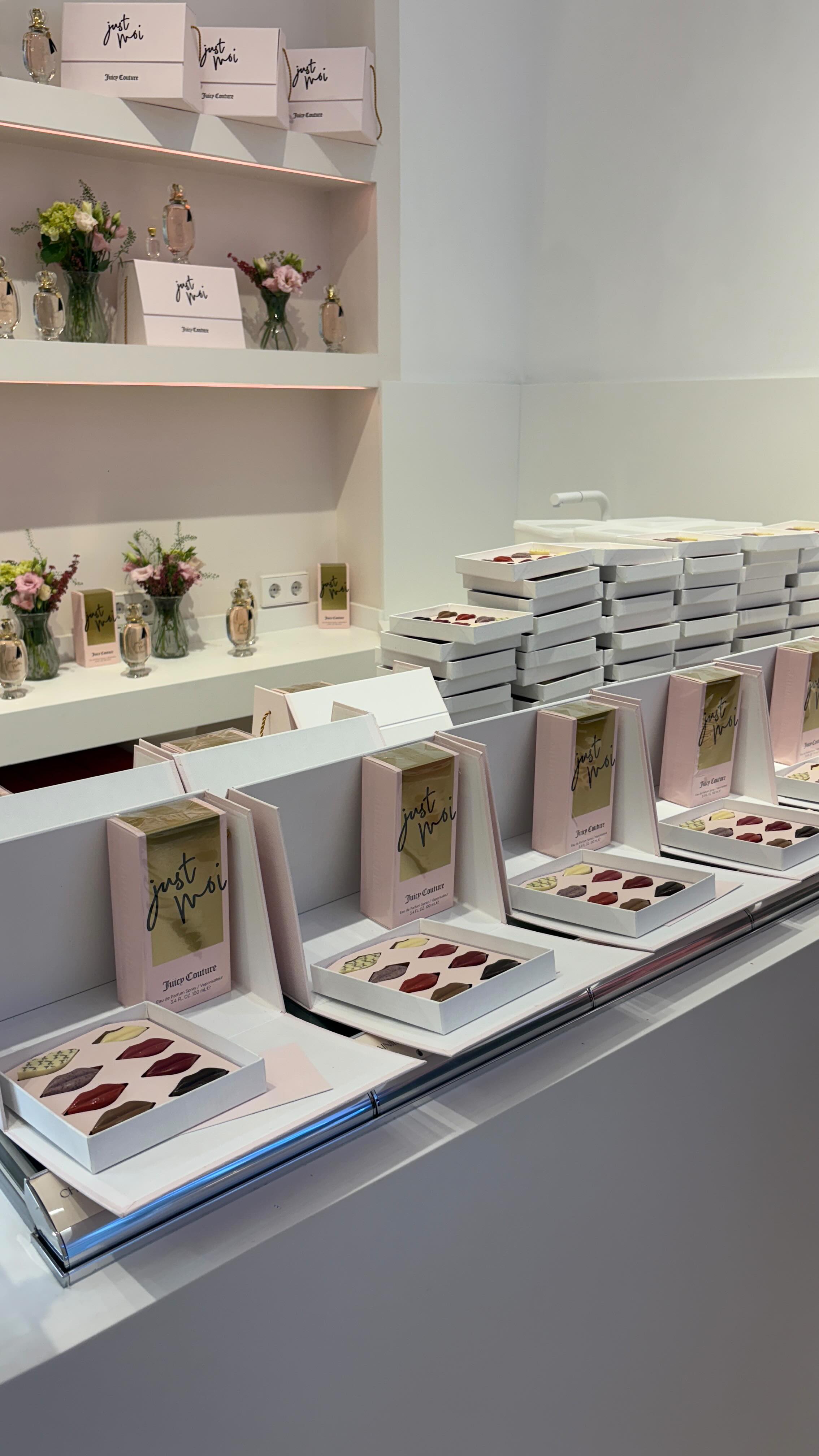 Instagram post by @laurapons29 for Juicy Couture. Caption reads: [...] mini talla de Just Moi🩷. 

publi.....