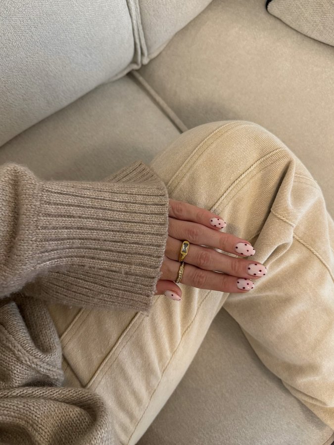 Instagram post by @_atlillis for Office Shoes. Caption reads: very much an autumn fashion girl 🐻👝🤎

includes....