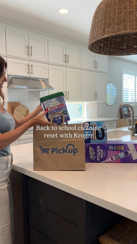 Instagram post by @hilaryandes for Kroger. Caption reads: [...] year I’m keeping it simple with one trip....