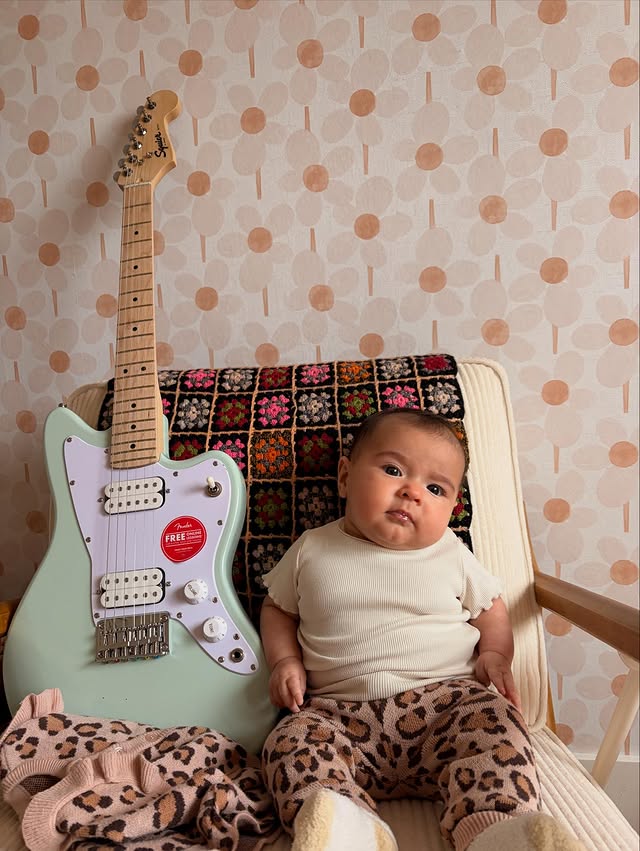 Instagram post by @givememoa for Fender. Caption reads: [...] by the best 🎸❤️🤘🌹 Thank you @fender....