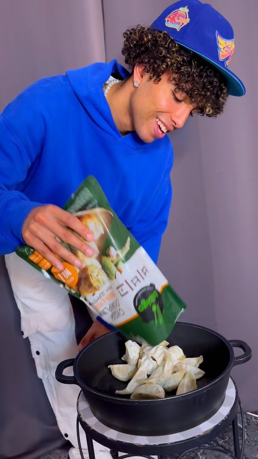 Instagram post by @elibailar for Bibigo. Caption reads: Call me the cooking dancer 🧑🏽‍🍳 @bibigo.de . .....