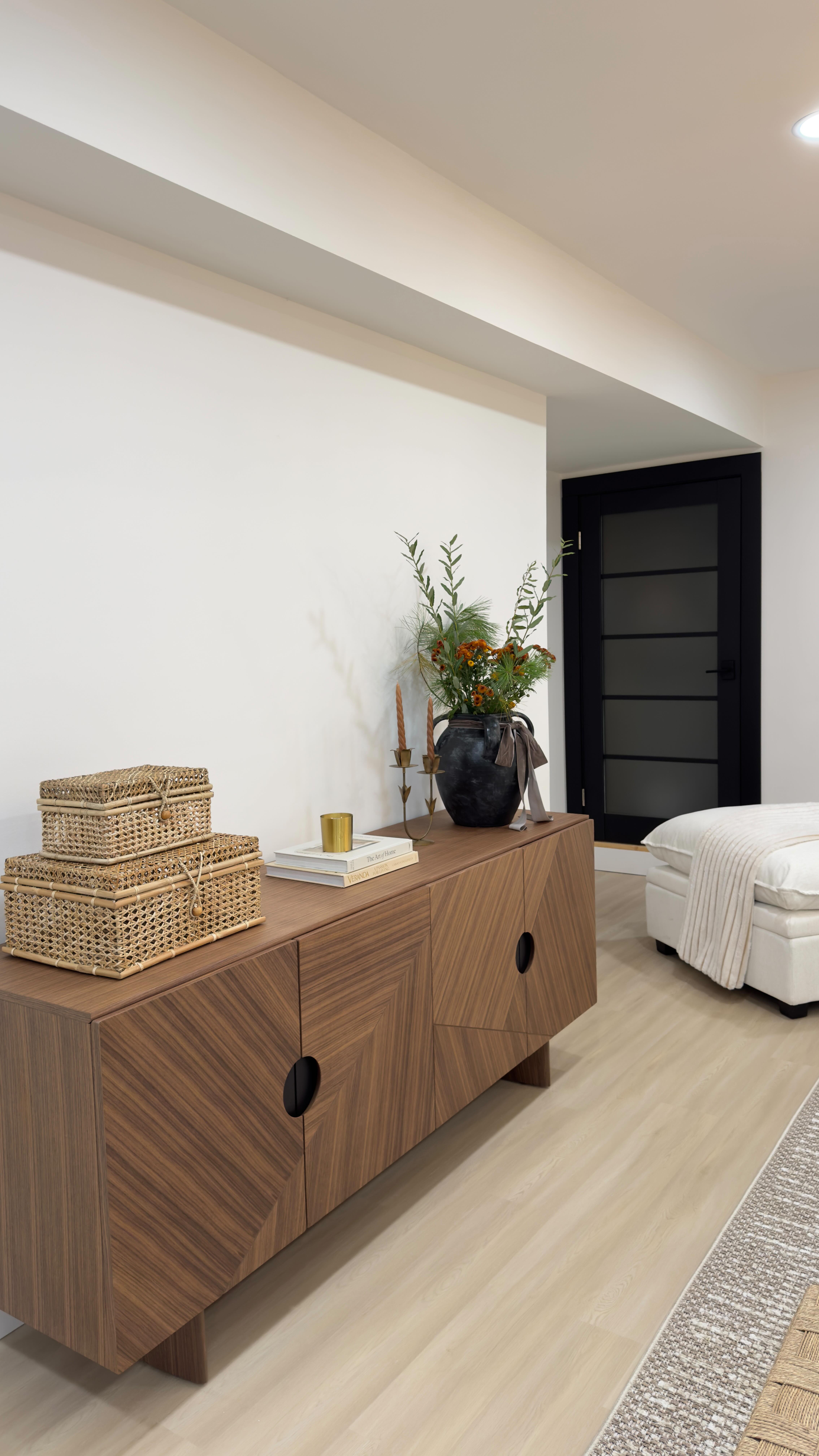 Instagram post by @karen_homestyle for Acanva. Caption reads: Style my beautiful console for fall with me . I....