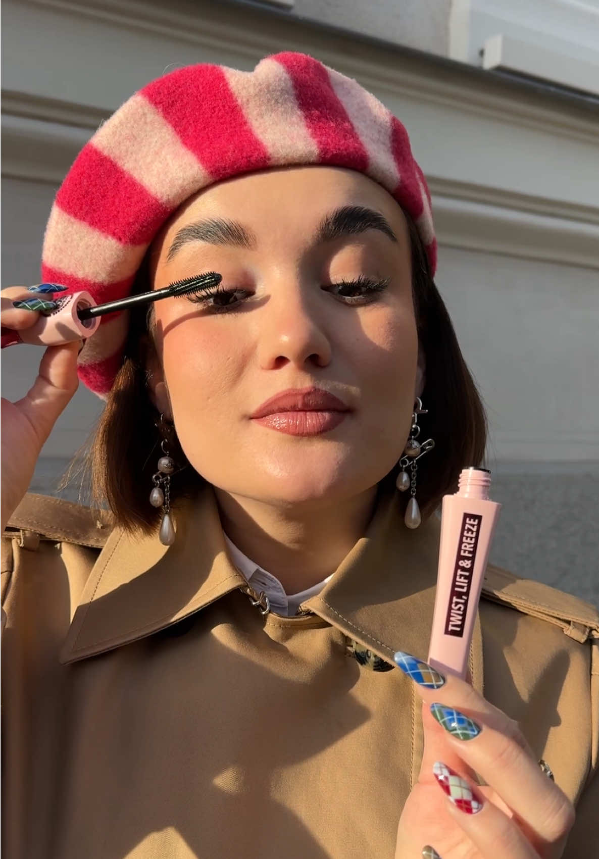 TikTok post by @emedeamores for Bourjois. Caption reads: [...] se congela. Twist, Lift & Freeze Mascara de....