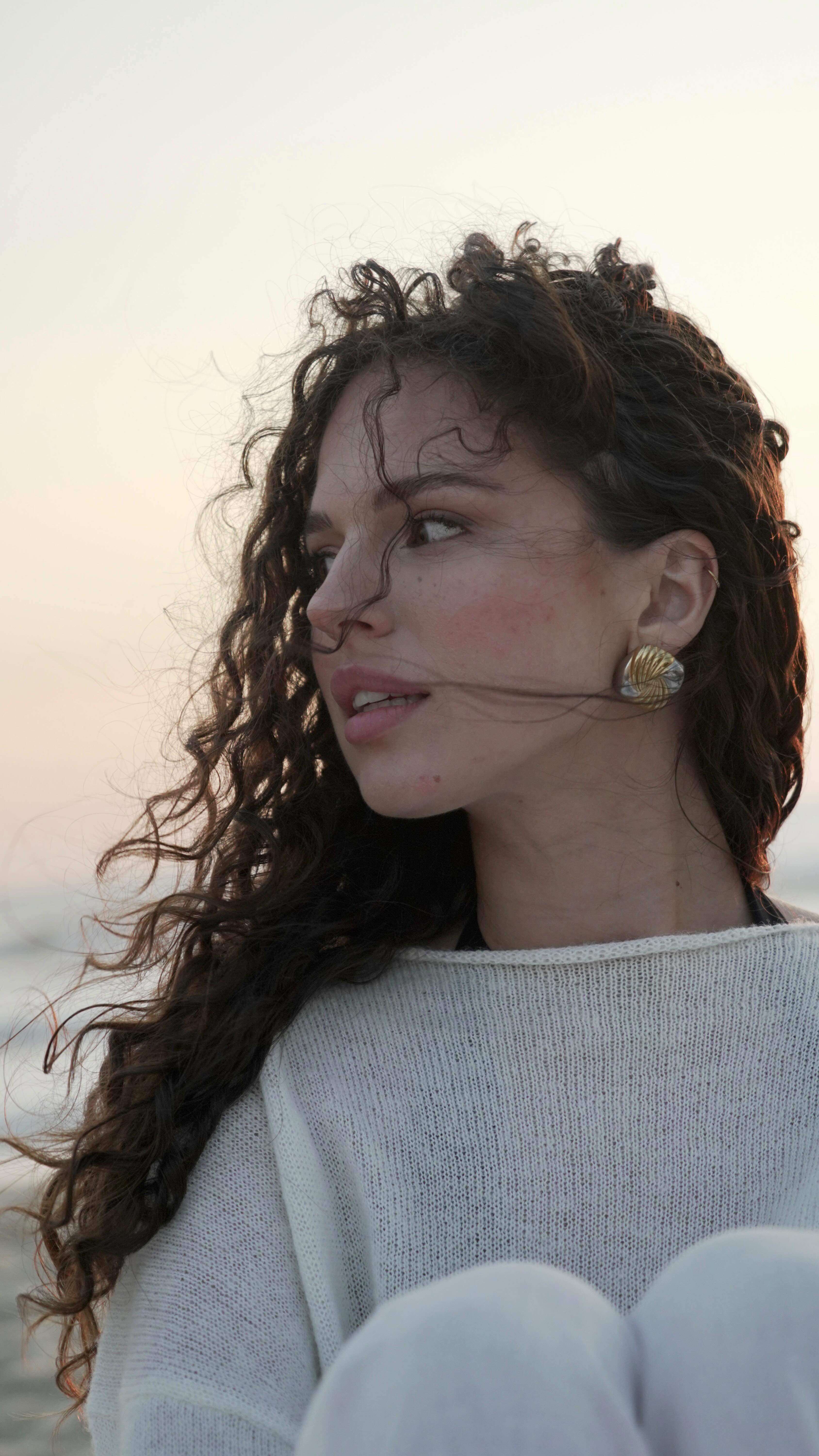 Instagram post by @chloedebarros for LUXEOL. Caption reads: « Back to school » with healthy curls !

Ma....