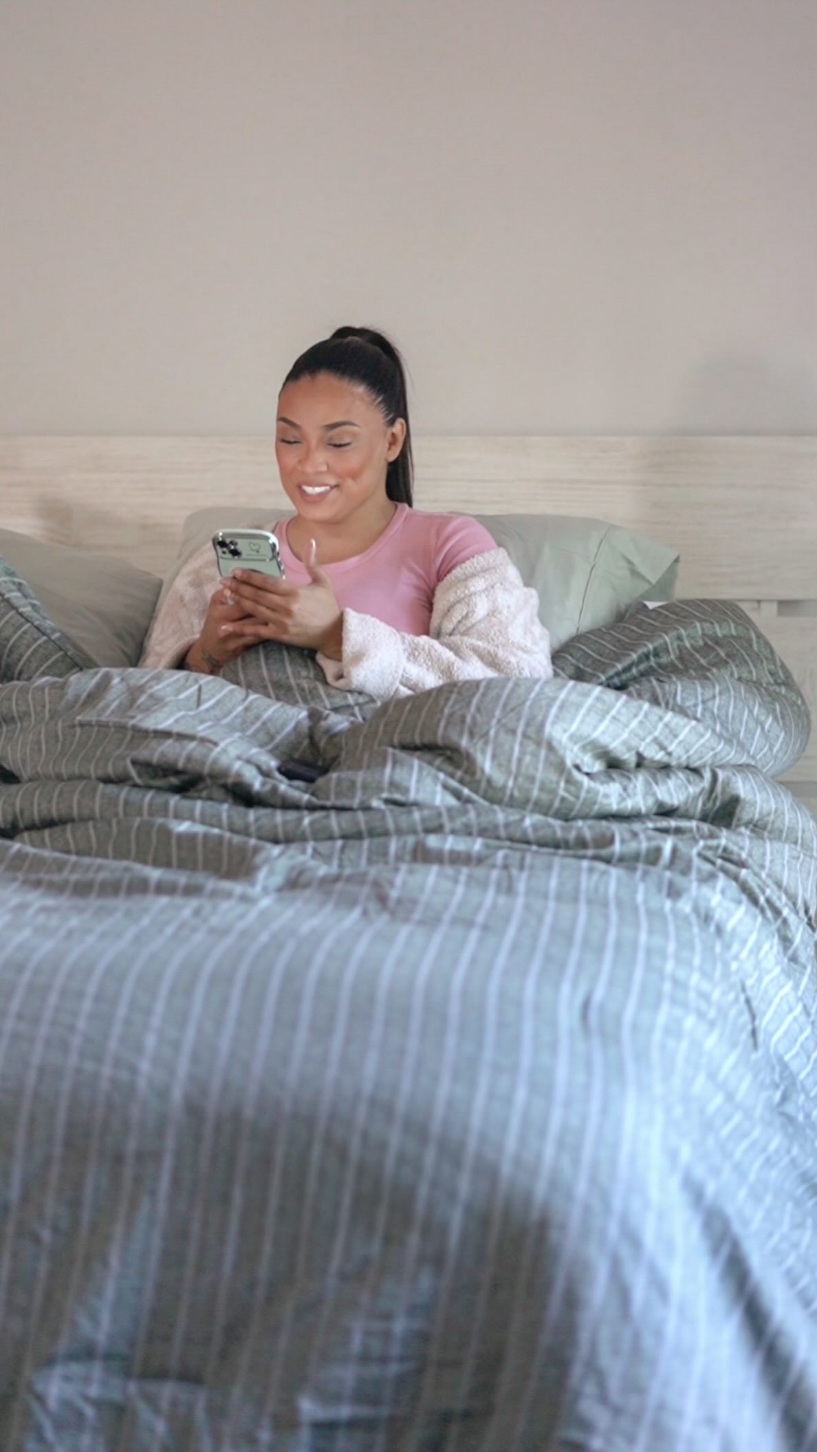 Instagram post by @withsparkle_ for Leesa. Caption reads: 𝐓𝐡𝐞𝐫𝐞’𝐬 𝐬𝐨𝐦𝐞𝐭𝐡𝐢𝐧𝐠 𝐚𝐛𝐨𝐮𝐭....