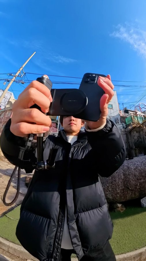 Instagram post by @pgytech.japan for PGYTECH. Caption reads: PGYTECH 【MagCam Phone Grip + MagGlow [...].